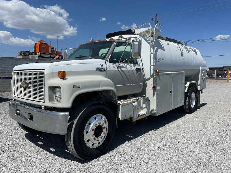 Camion con pipa para combustible